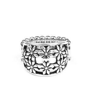 Paparazzi Crazy About Daisies Silver Ring